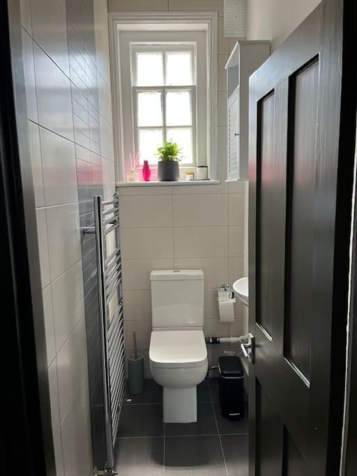 Three-Storey, Renovated 1890S Heritage Home In Spitalfields Market ลอนดอน ภายนอก รูปภาพ